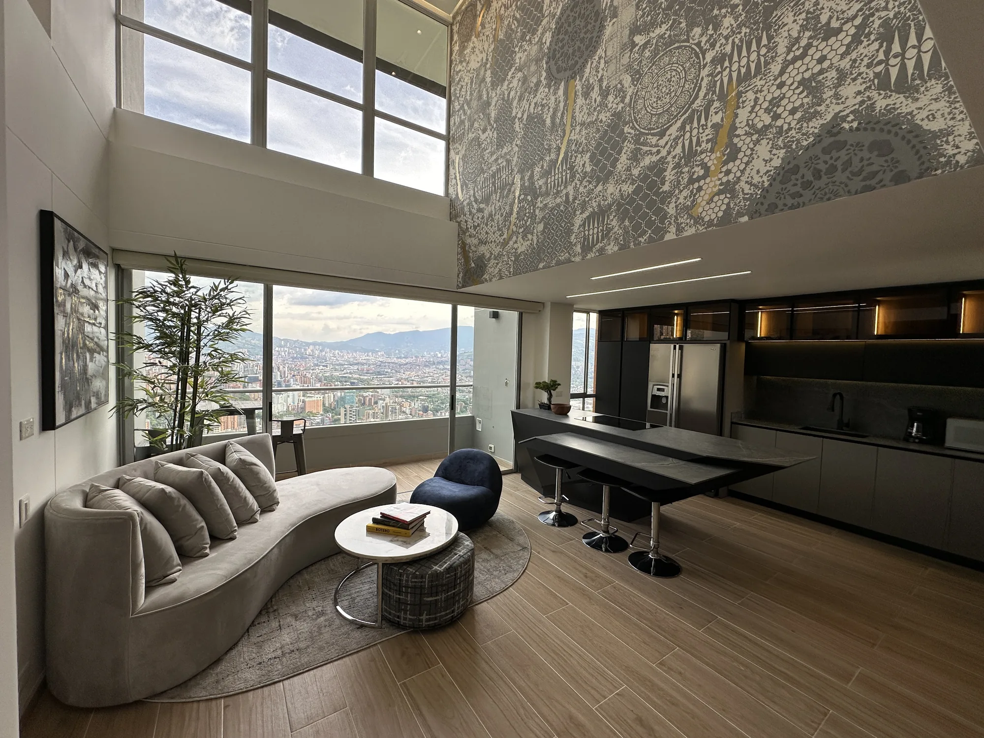 Sala, comedor y cocina abierta