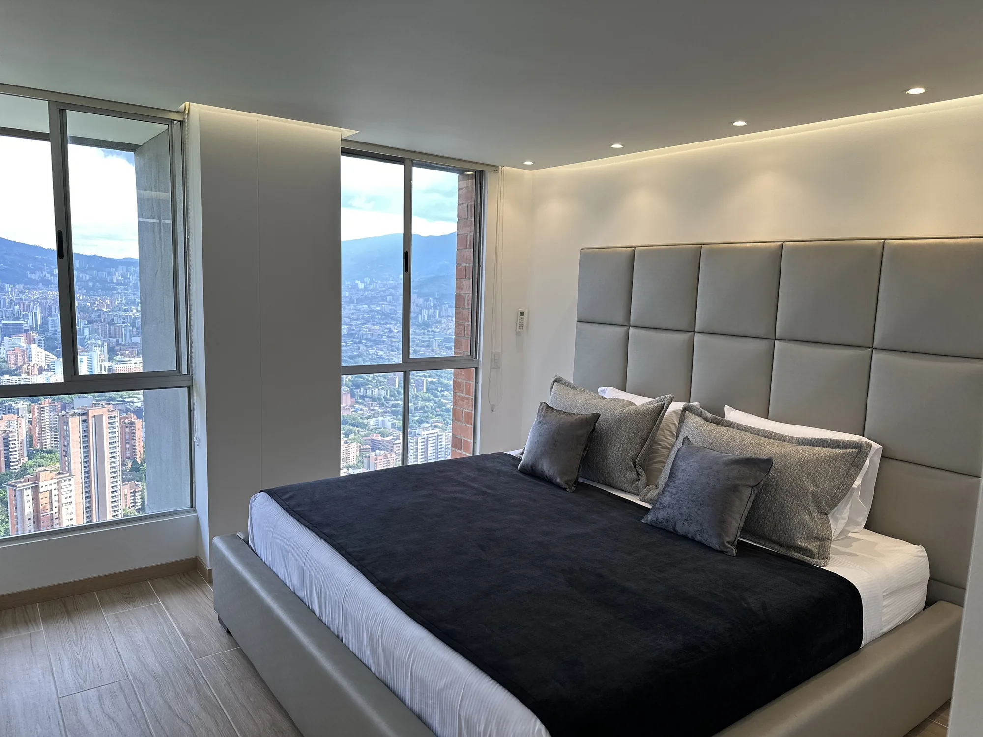 Habitación principal con ventanales