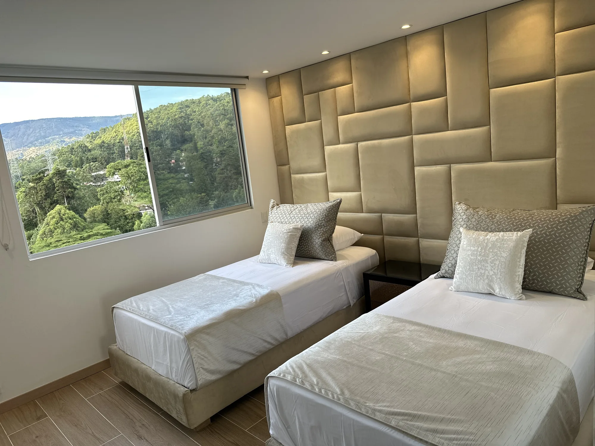 Habitación con 2 camas, ventana al verde